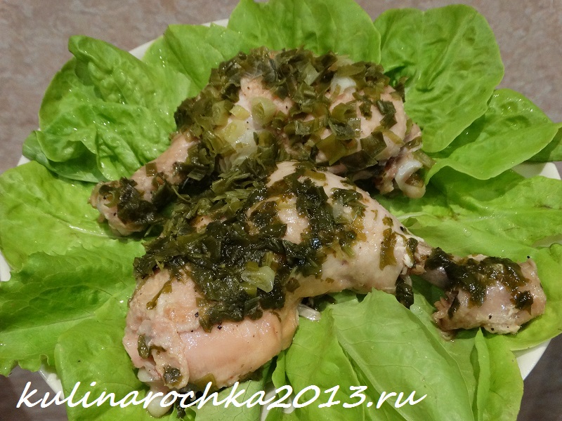 курица на сковороде с зелёным луком и кинзой