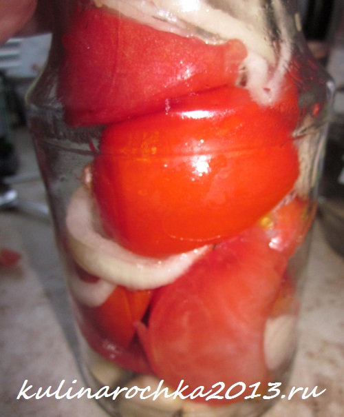 маринуем помидоры дольками с луком и растительным маслом