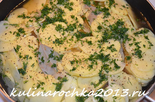рёбрышки свиные с картофелем и укропом на сковороде