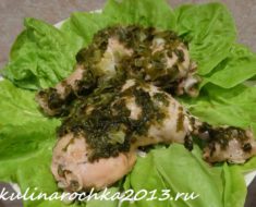 курица на сковороде с зелёным луком и кинзой